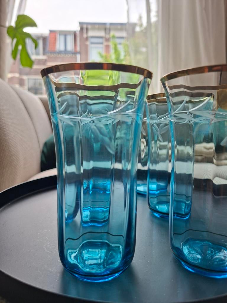 Antieke blauwe drinkglazen met gouden rand en gravure, Ophalen of Verzenden