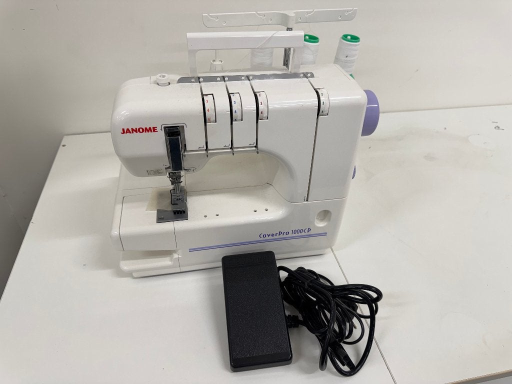 Janome CoverPro 1000CP Coverlock / Coverstitch naaimachine, Hobby en Vrije tijd, Ophalen, Zo goed als nieuw, Lockmachine, Overige merken
