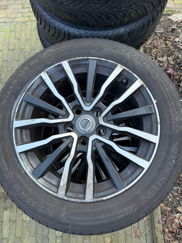 Banden Volvo V40, 16 inch, jaarcode 2025, Ophalen, 16 inch, 205 mm, Band(en)