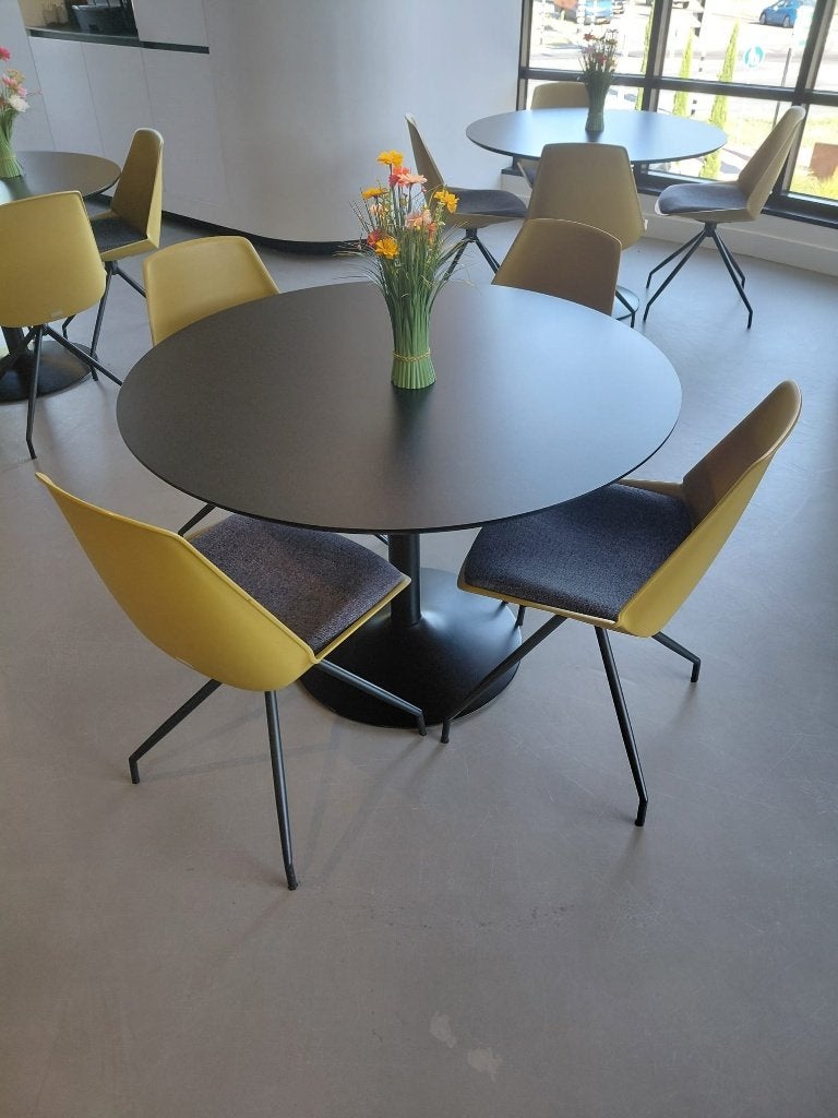 6 complete eetsets – ronde zwarte tafel Ø110 + Xooon stoelen, Ophalen, Overige materialen, Gebruikt, Rond