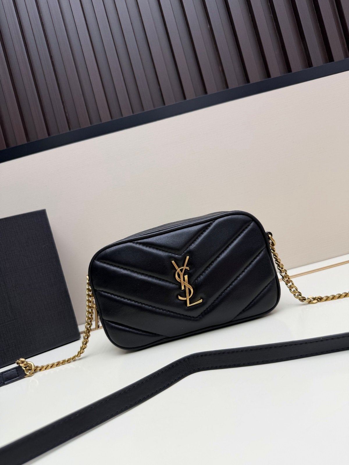Saint Laurent Lou Camera Bag Zwart Leer Goudkleurig, Verzenden, Zo goed als nieuw, Zwart, Schoudertasje