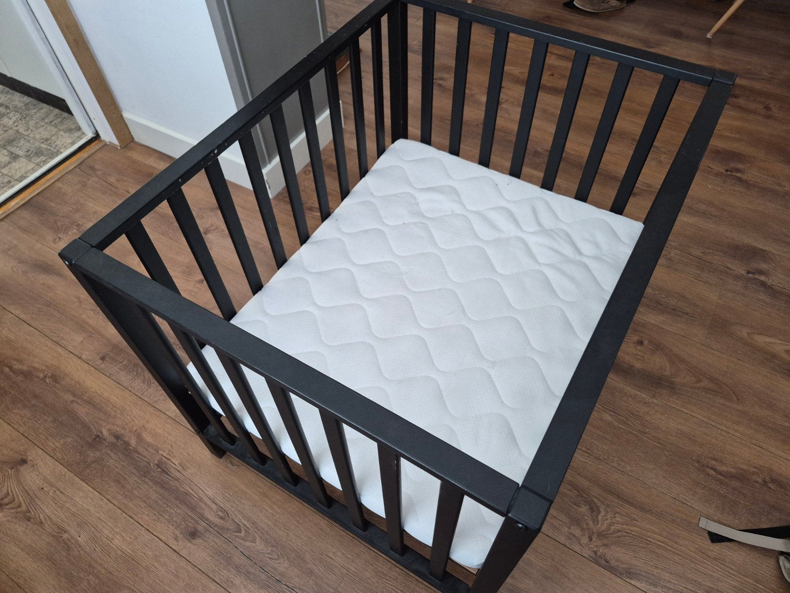 Zwart houten box met matras, Kinderen en Baby's, Babywiegjes en Ledikanten, Ophalen, Gebruikt, Ledikant