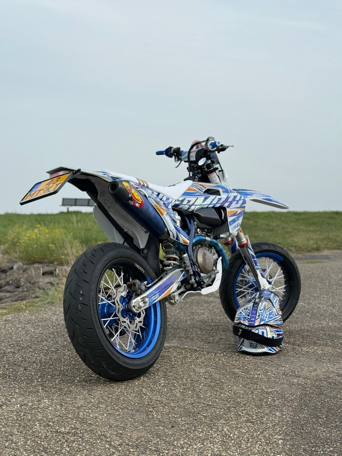 Husqvarna FE 501 Supermoto 2023, als nieuw en BOMvol, Motoren, Occasion, Motorrijbewijs A, Particulier, Handgeschakeld