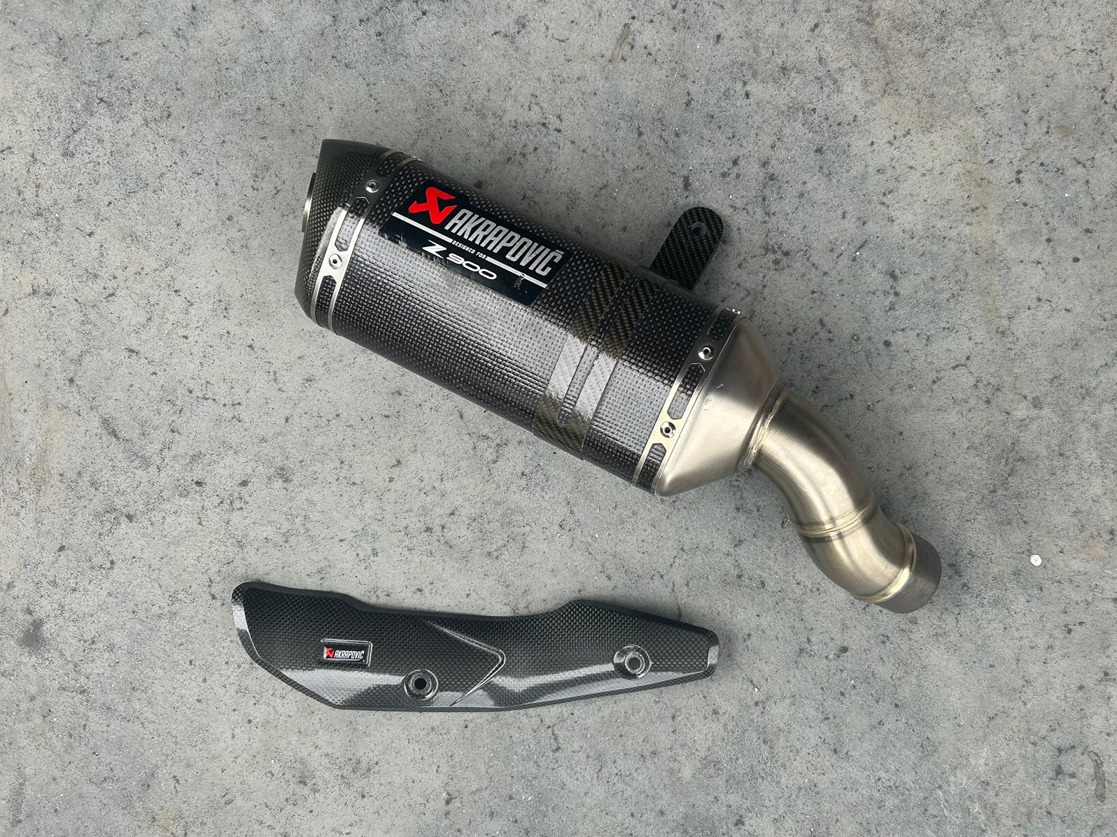 Kawasaki Z900 Akrapovic Carbon uitlaat + hitteschild 20-24, Ophalen, Gebruikt