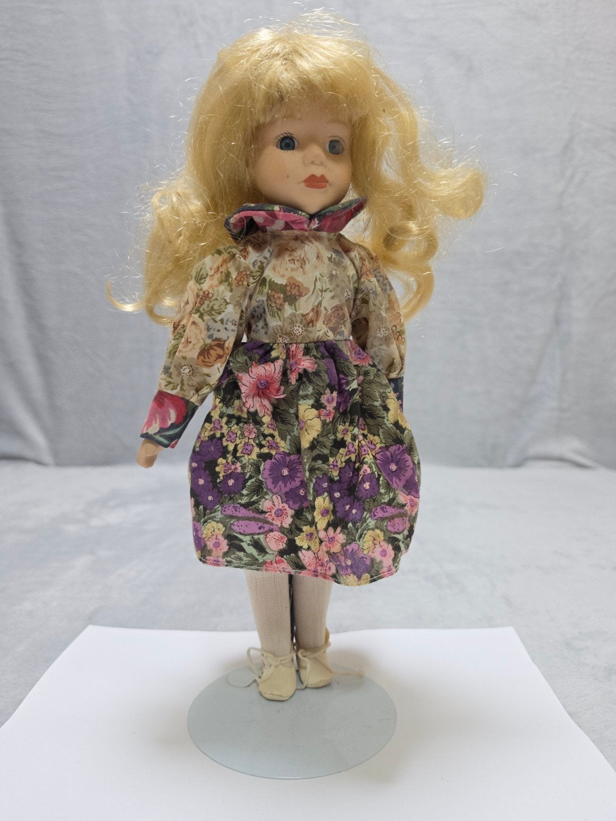 Porseleinen pop 35 cm – Blond haar – Bloemenjurk – Verzamelp, Verzamelen, Ophalen of Verzenden, Gebruikt, Pop