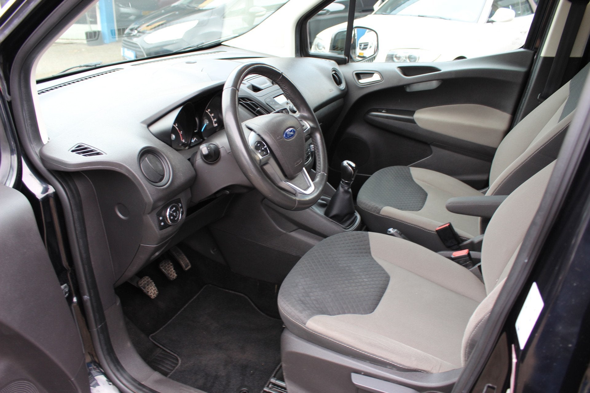 Ford Tourneo Courier 1.0i "Titanium" Clima - Cruise ! 100 Pk, Auto's, Voorwielaandrijving, Gebruikt, Zwart, Zwart