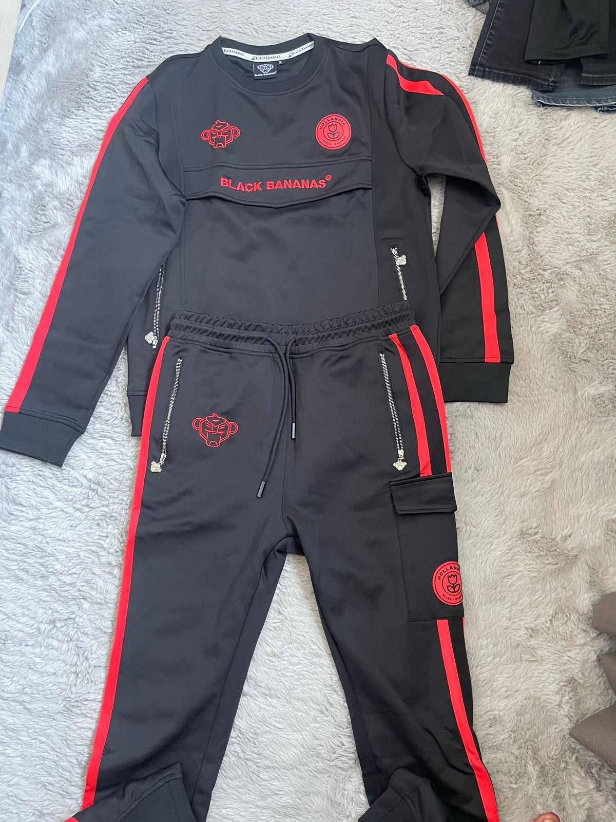 Black Bananas trainingspak zwart/rood maat M, Ophalen of Verzenden, Zo goed als nieuw