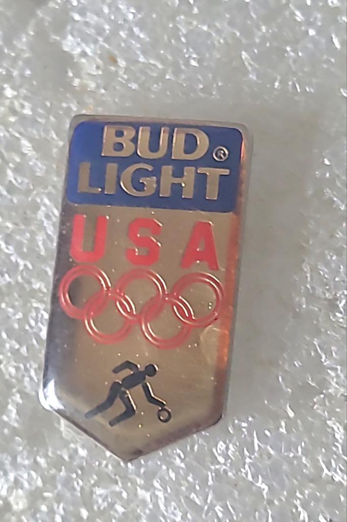 Bud Light USA Olympische Spelen Pin, Verzamelen, Speldjes, Pins en Buttons, Verzenden, Gebruikt, Sport, Speldje of Pin