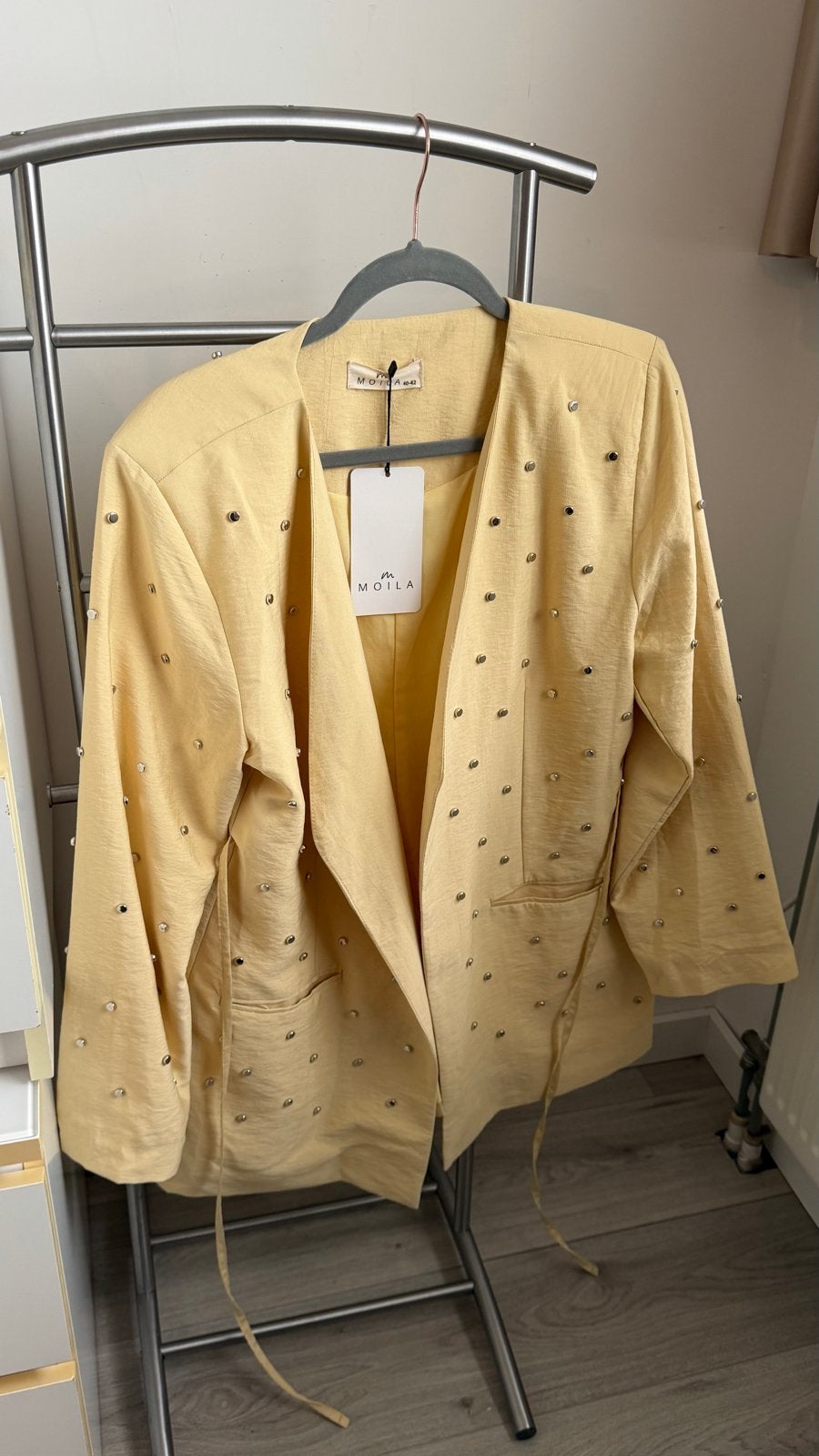 Mooie gele blazer met studs - Moila, Maat 38/40 (M), Geel, Nieuw, Ophalen of Verzenden