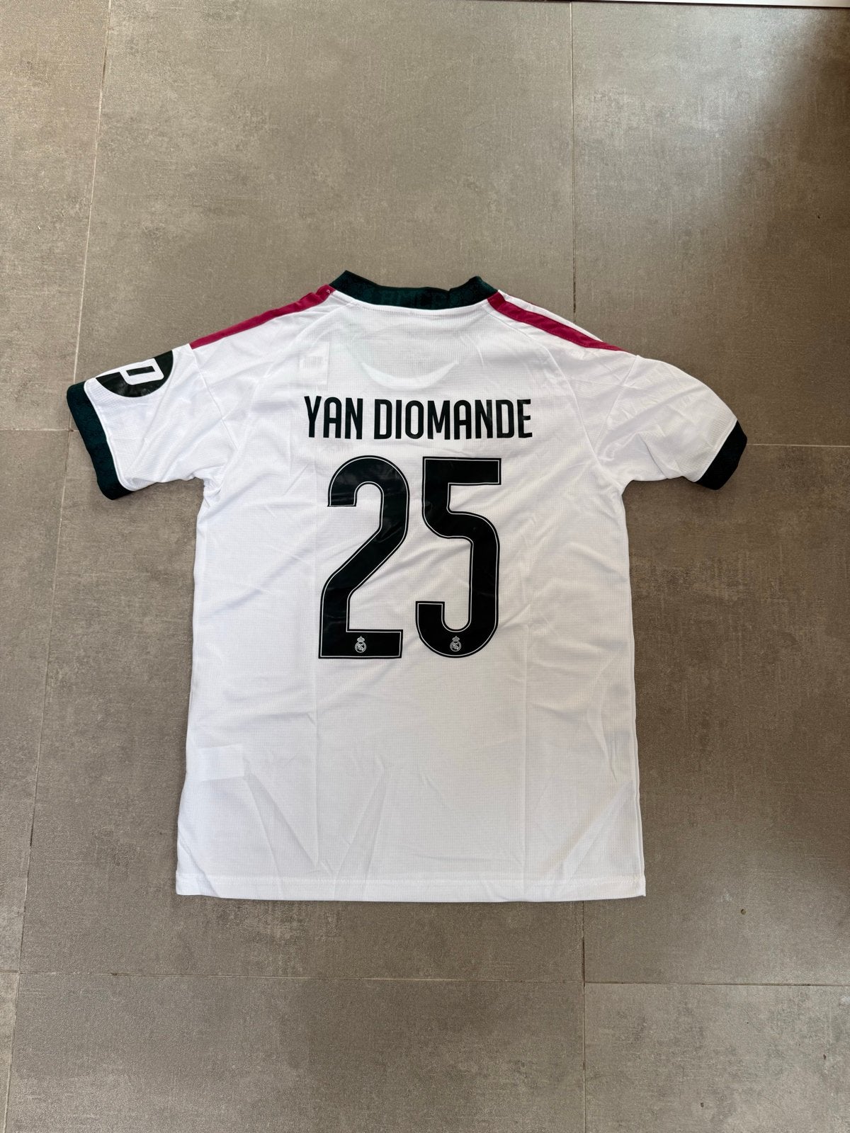 Nieuw Real Madrid Thuisshirt Maat M - Yan Diomande #25, Maat M, Ophalen of Verzenden, Nieuw, Shirt