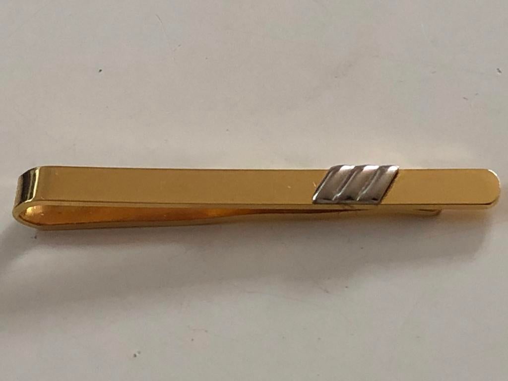 Goudkleurige dasspeld -logo 3 schuine zilverkleurige strepen, Ophalen of Verzenden, Gebruikt, Goud, Overige materialen