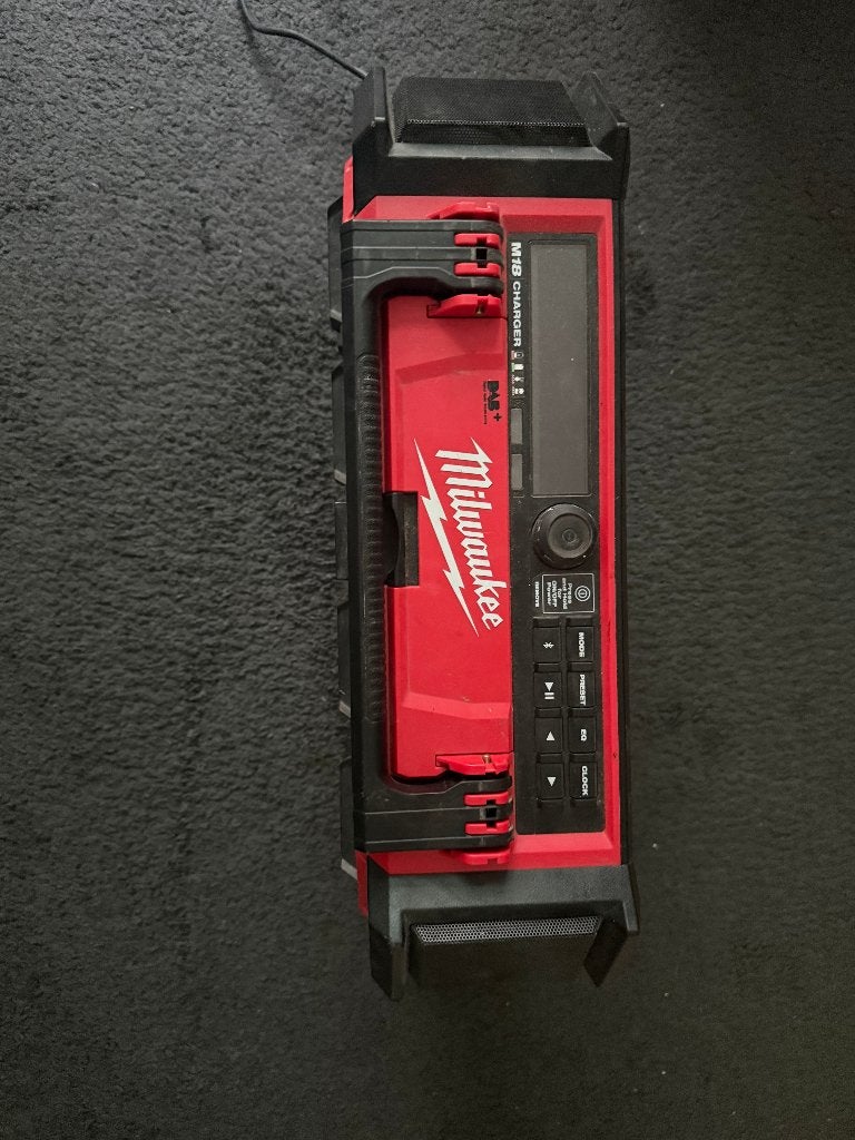 Milwaukee M18 Bouwradio met oplader en DAB+, Ophalen, Gebruikt, Bouwradio