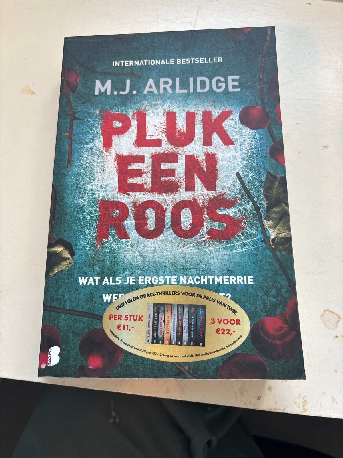 Pluk een Roos - M.J. Arlidge (Internationale Bestseller), Boeken, Ophalen of Verzenden, Gelezen