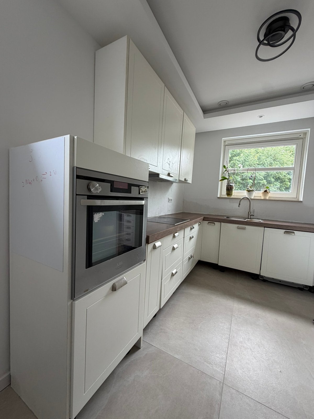 Complete witte keuken met een donker houten werkblad., Ophalen, Gebruikt, Wit, Hoekkeuken