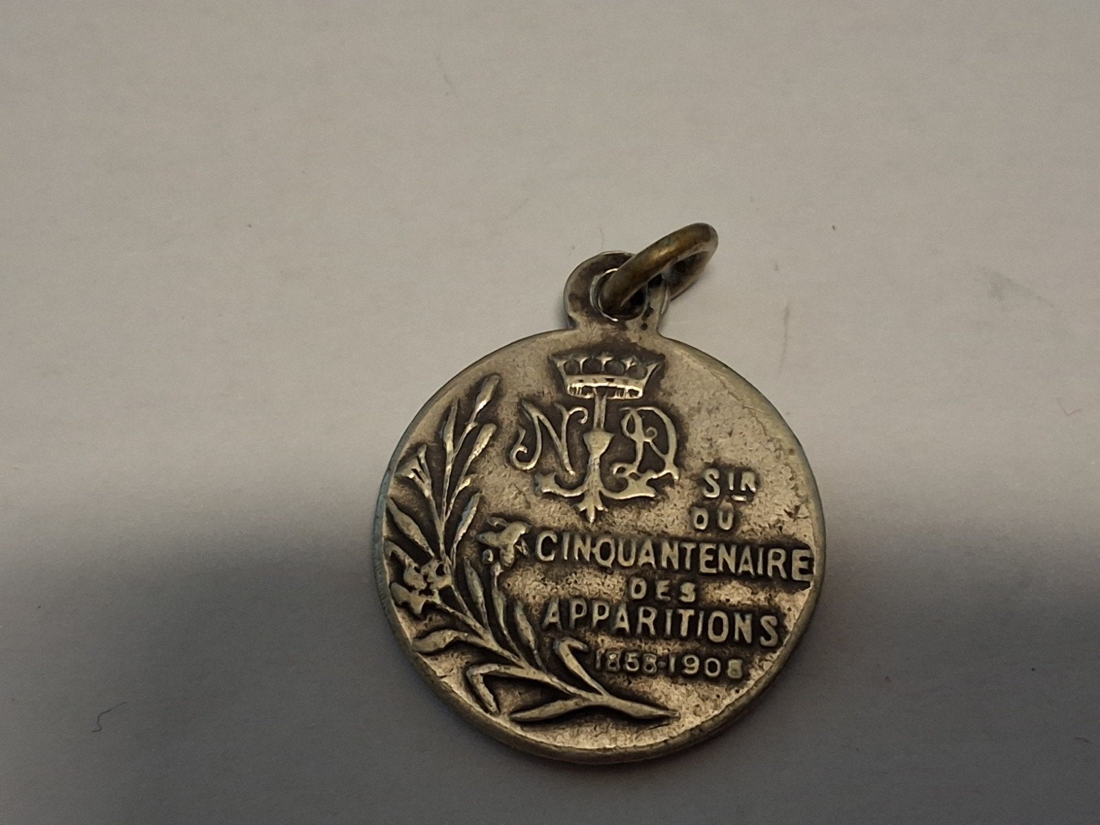 Antieke verzilverde Lourdes medaille, 50 jaar verschijningen, Ophalen of Verzenden