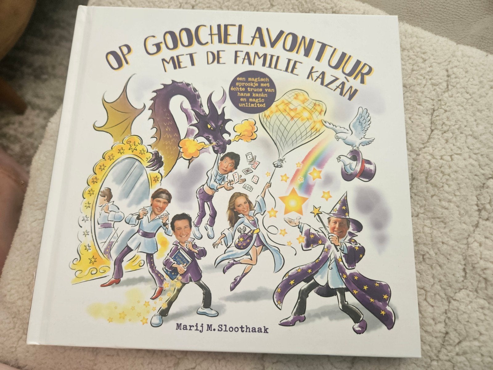 Op Goochelavontuur met de Familie Kazàn - Kinderboek, Ophalen of Verzenden, Zo goed als nieuw, Marij M. Sloothaak, Fictie algemeen