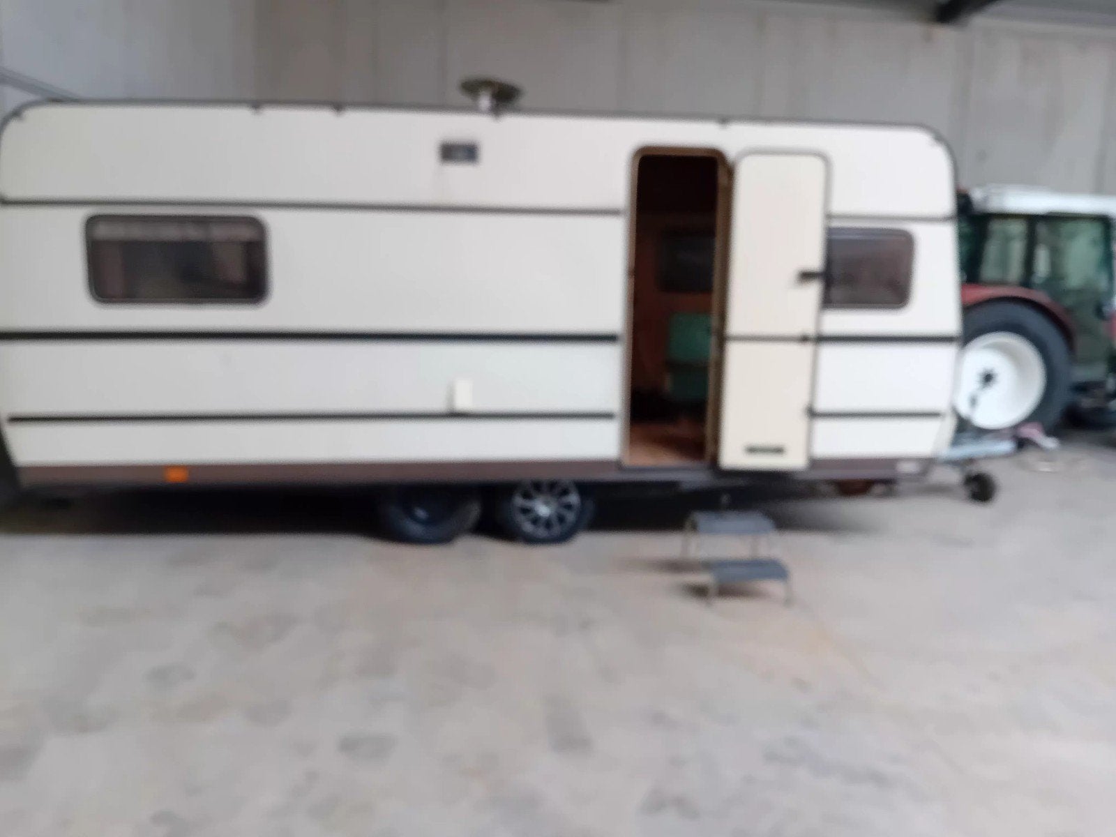 Dethleffs tandemasser Caravan - Opknapper met waterschade, Vast bed, Rondzit, Particulier, Openslaande ramen
