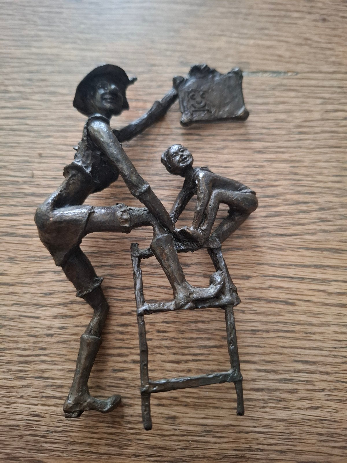 Bronzen beeld van B. v. d. Houdt: cliniclown op ladder, Minder dan 20 cm, Handgemaakt, Ophalen of Verzenden, Brons