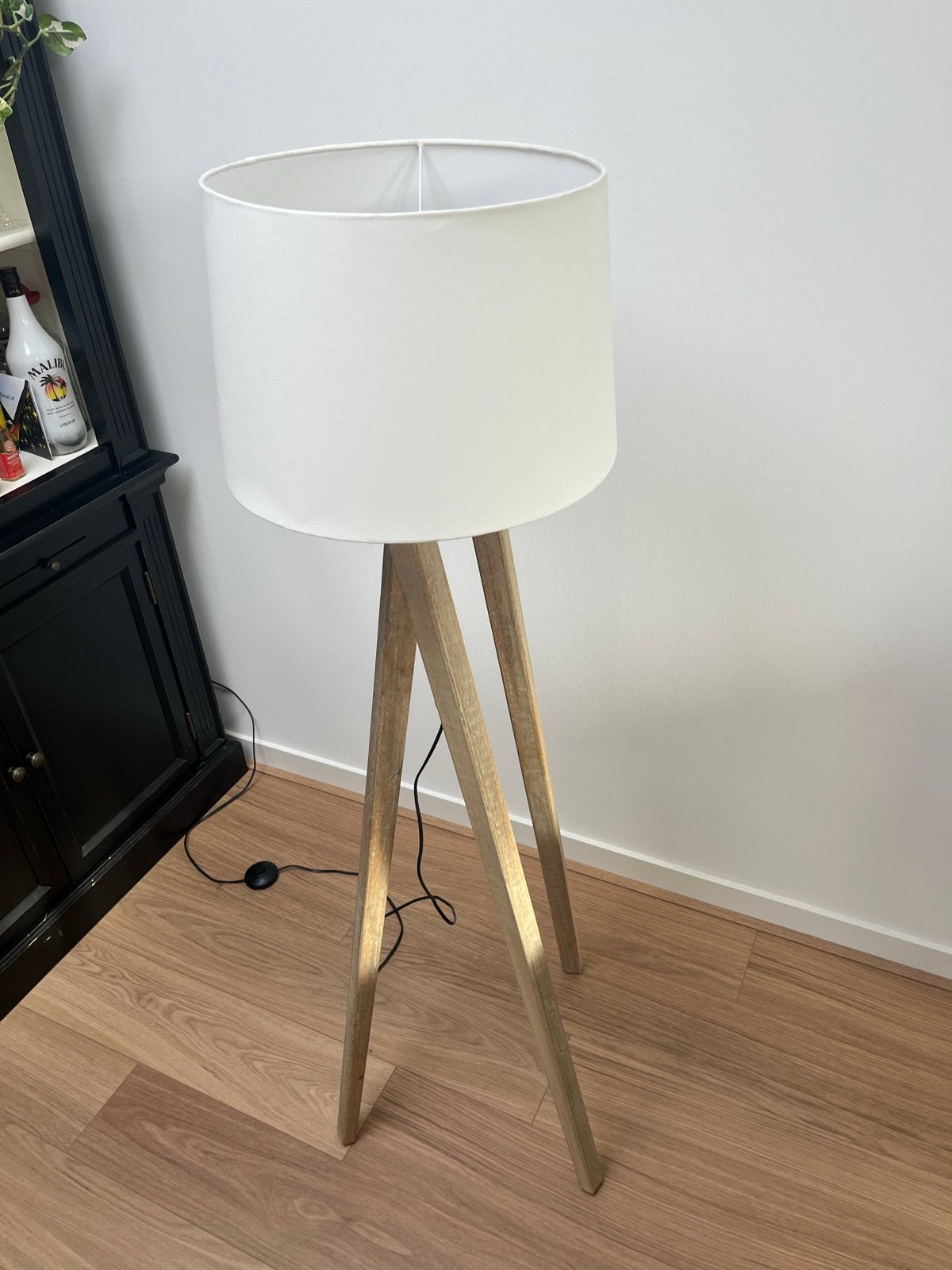 Scandinavische Vloerlamp - Houten Driepoot & Witte Kap, Ophalen, Zo goed als nieuw, Hout, 150 tot 200 cm
