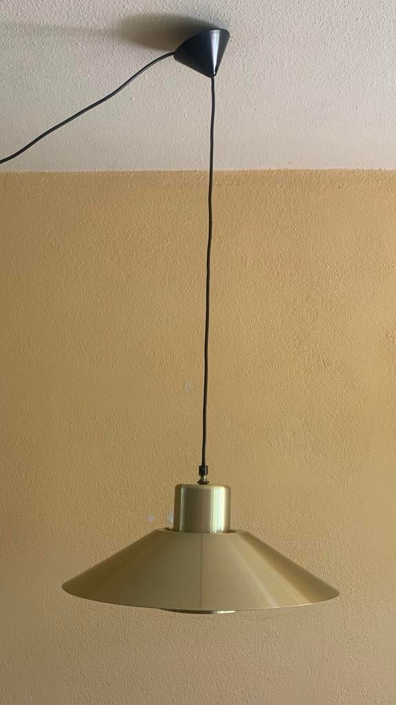 Moderne hanglamp goudkleurig van Lyskaer Belysning Denmark, Huis en Inrichting, Lampen | Hanglampen, Gebruikt, Vintage/ Midcentury Modern