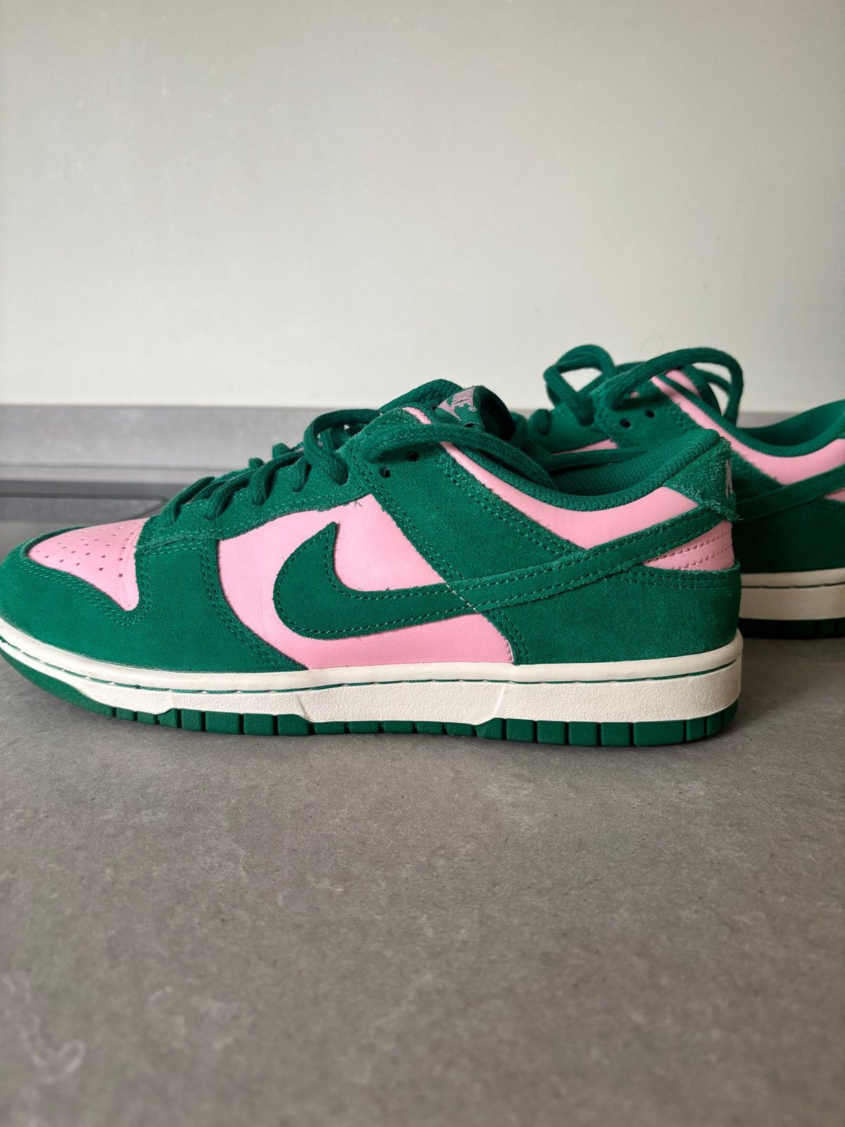 Nike Dunk Low 'Green Pink' sneakers - Maat 42, Kleding | Dames, Schoenen, Ophalen of Verzenden, Sneakers of Gympen, Gedragen, Groen