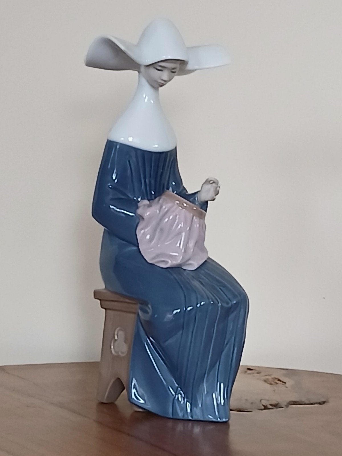 Lladro Monjita Bordando Azul - Zuster bordurend (5501), Ophalen of Verzenden, Zo goed als nieuw