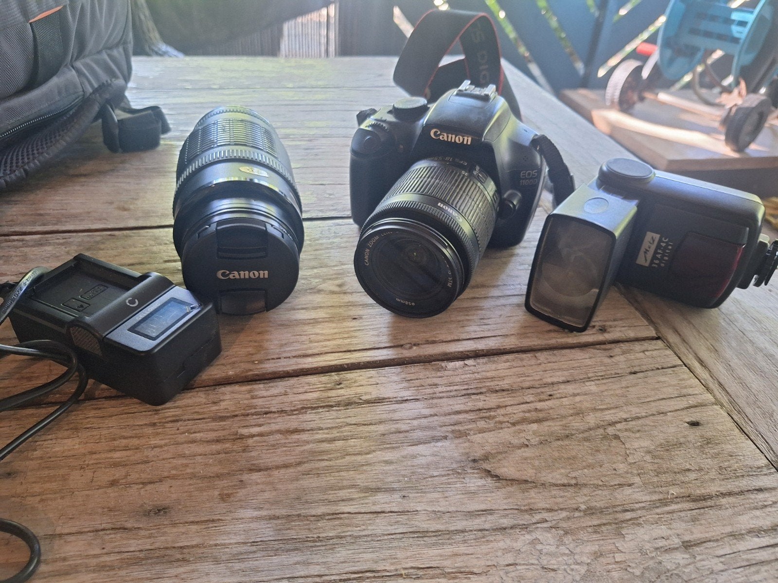 Canon EOS 1100D met 2 lenzen, flitser en Case Logic tas, Zijvakken, Gebruikt, Rugtas, Ophalen of Verzenden