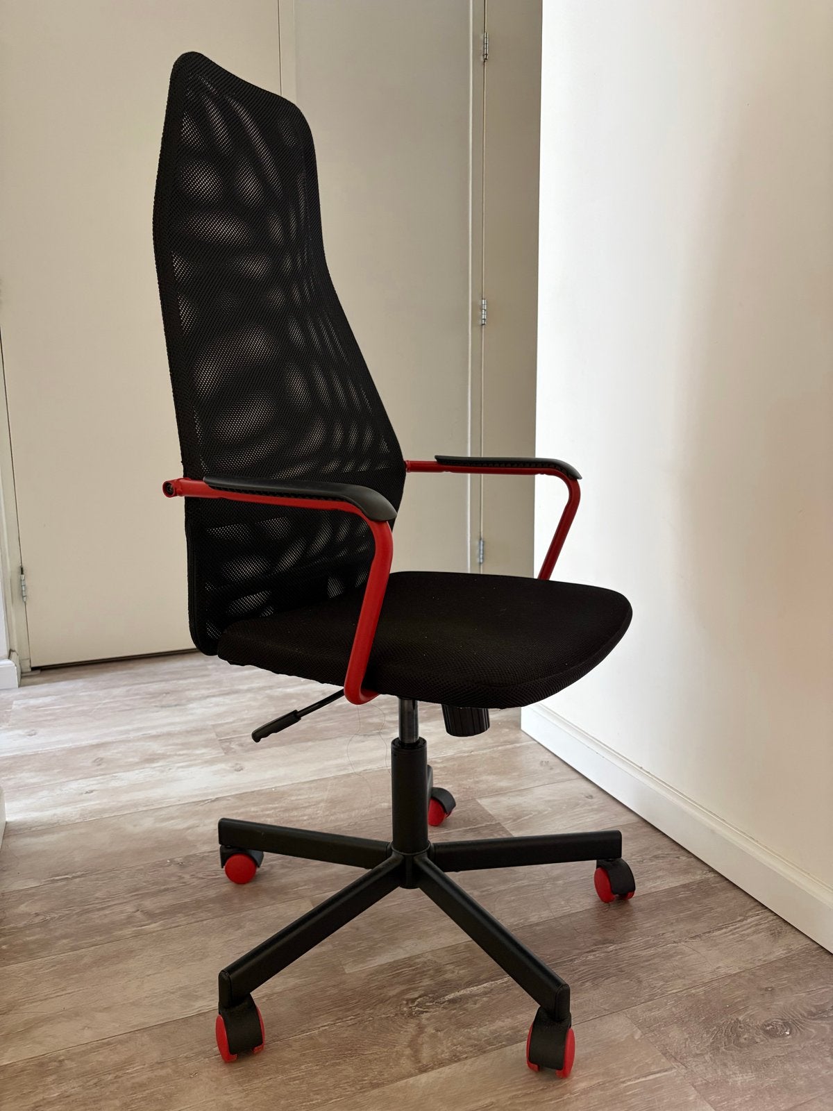 IKEA bureaustoel - Zwart met rode accenten