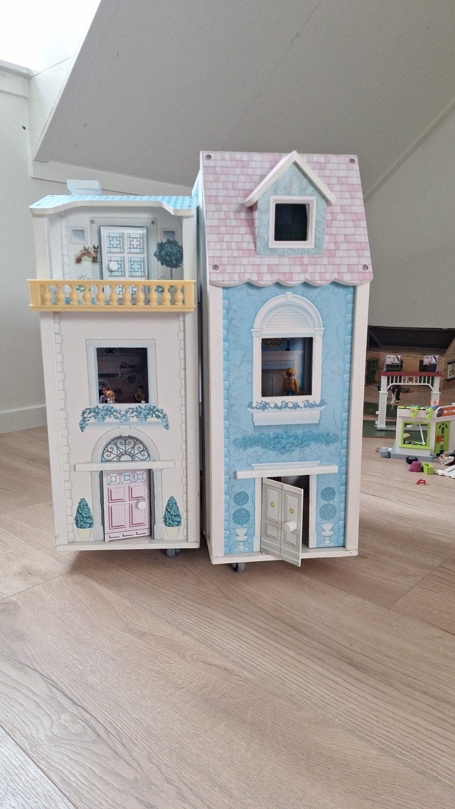 Groot opvouwbaar houten poppenhuis met meubels, Ophalen of Verzenden, Gebruikt, Poppenhuis