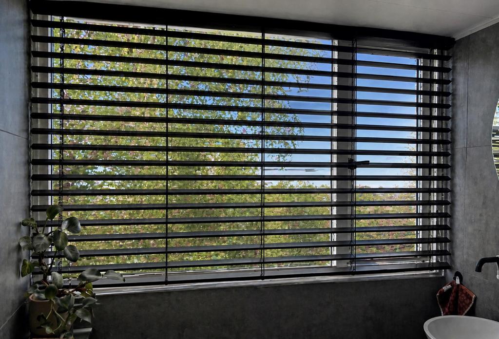 Zwarte Jaloezie Aluminium (voor badkamer), Ophalen, 150 tot 200 cm, Zo goed als nieuw, 100 tot 150 cm
