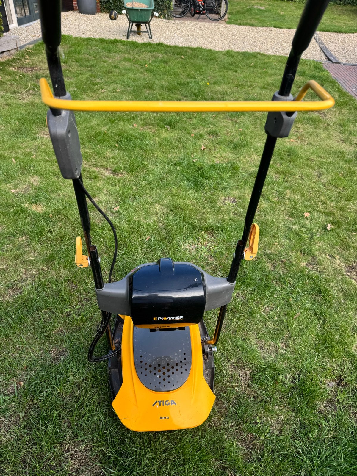 Stiga Aero zweefmaaier - ideaal voor schuine stukken, Zweefmaaier, Ophalen of Verzenden, Gebruikt, Elektrische grasmaaier