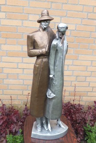 Sculptuur van Fisher "Dressed to Kill", 50 - 100 cm, Gemerkt, Steen of Keramiek, Beeld