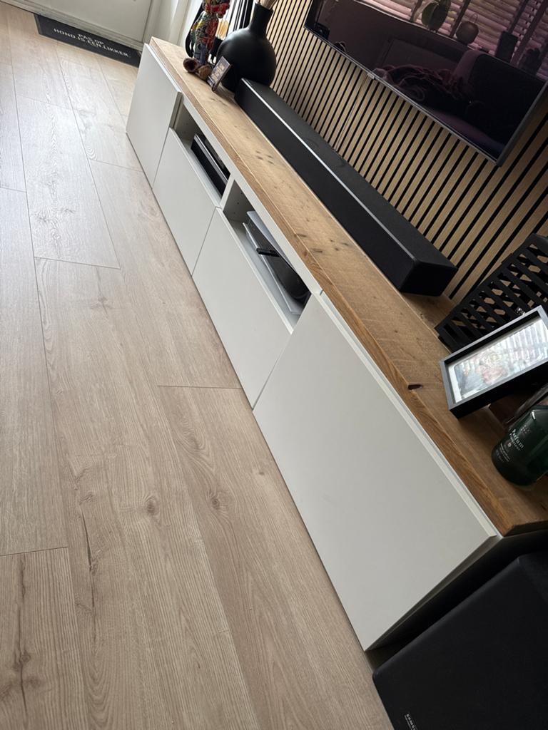 Modern TV-meubel met opbergruimte en houten blad, Huis en Inrichting, Kasten | Televisiemeubels, Ophalen, Gebruikt, 200 cm of meer
