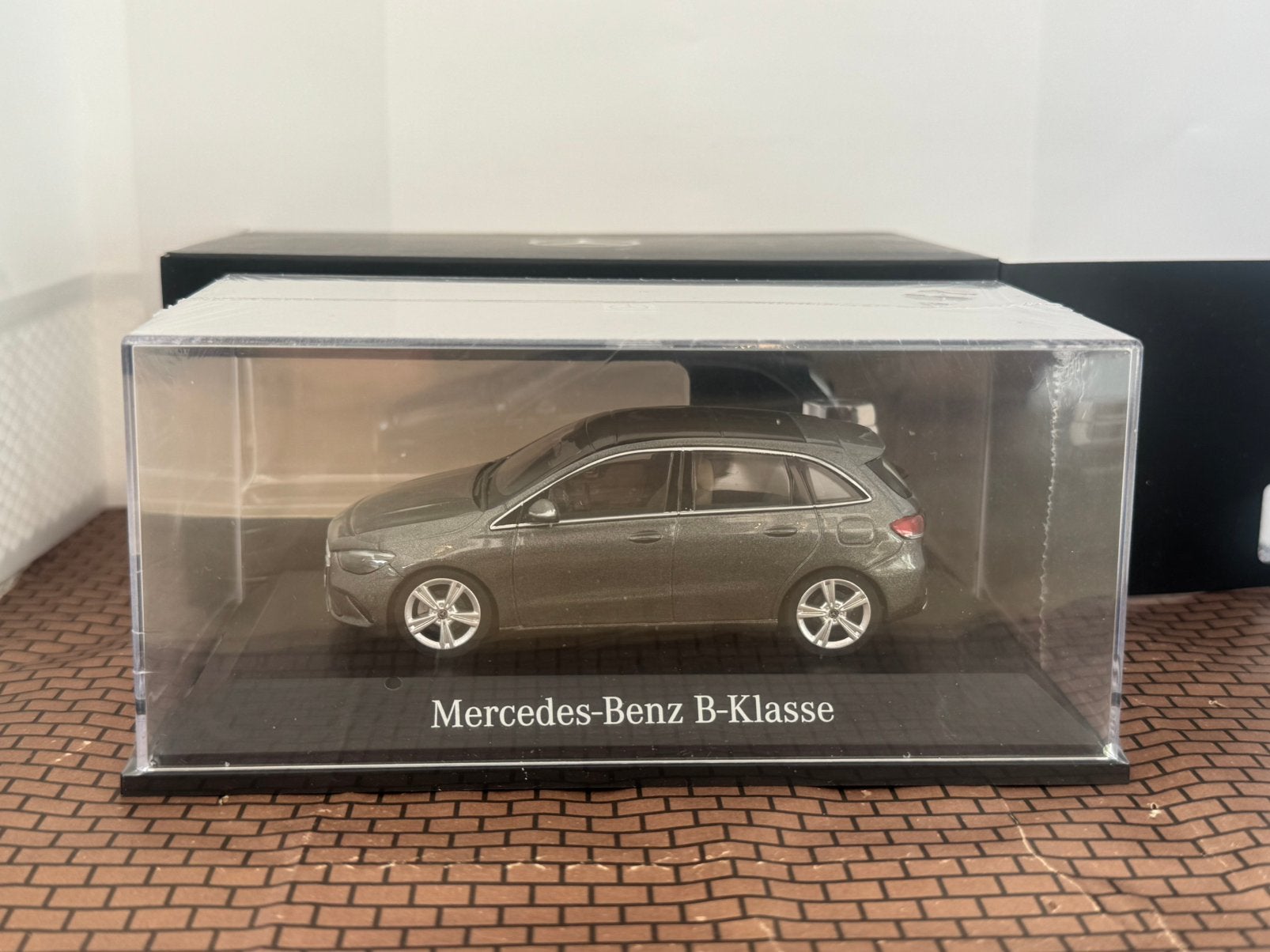 Mercedes-Benz B-Klasse 2018 Grijs Herpa 1:43 GESEALD!, Ophalen of Verzenden, Zo goed als nieuw, Auto, Overige merken