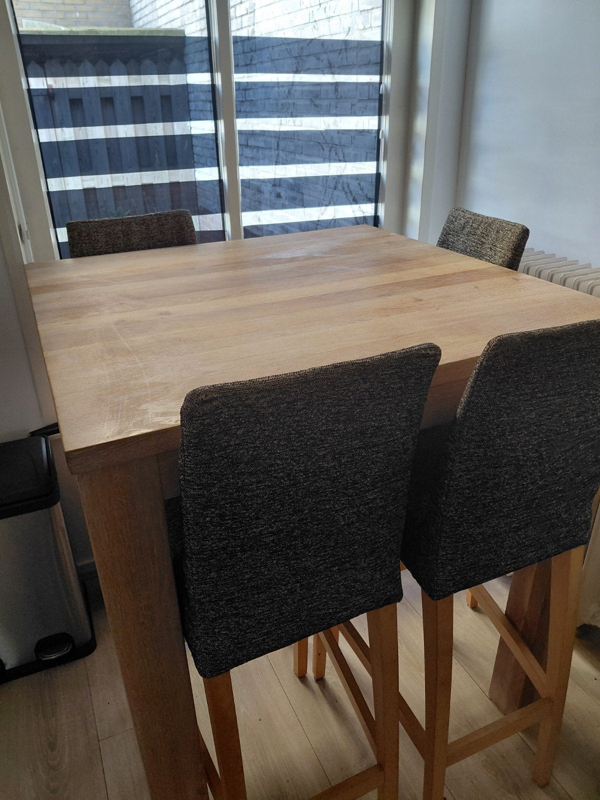 Ophalen Houten bartafel met 4 barstoelen - lichte waterkring, Ophalen, Gebruikt, Inclusief barstoelen