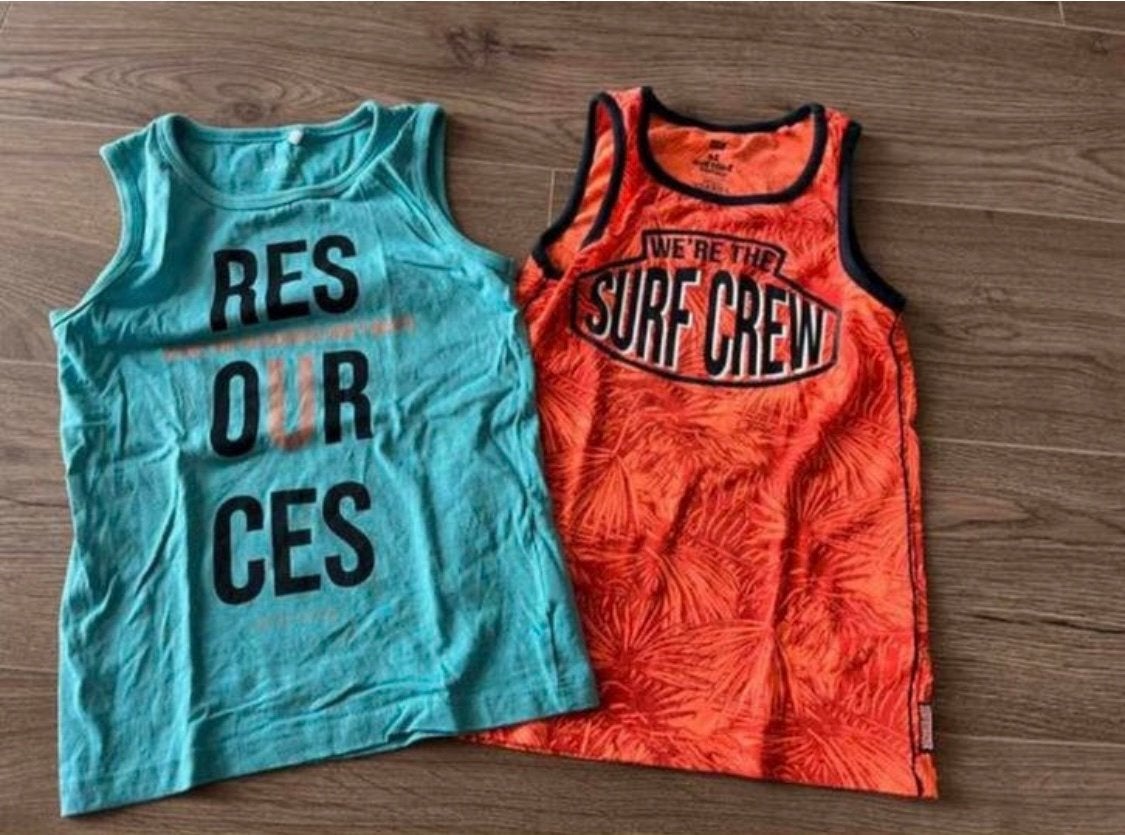 2 tanktops maat 122-128, Kinderen en Baby's, Kinderkleding | Maat 122, Ophalen of Verzenden, Zo goed als nieuw, Jongen, Shirt of Longsleeve
