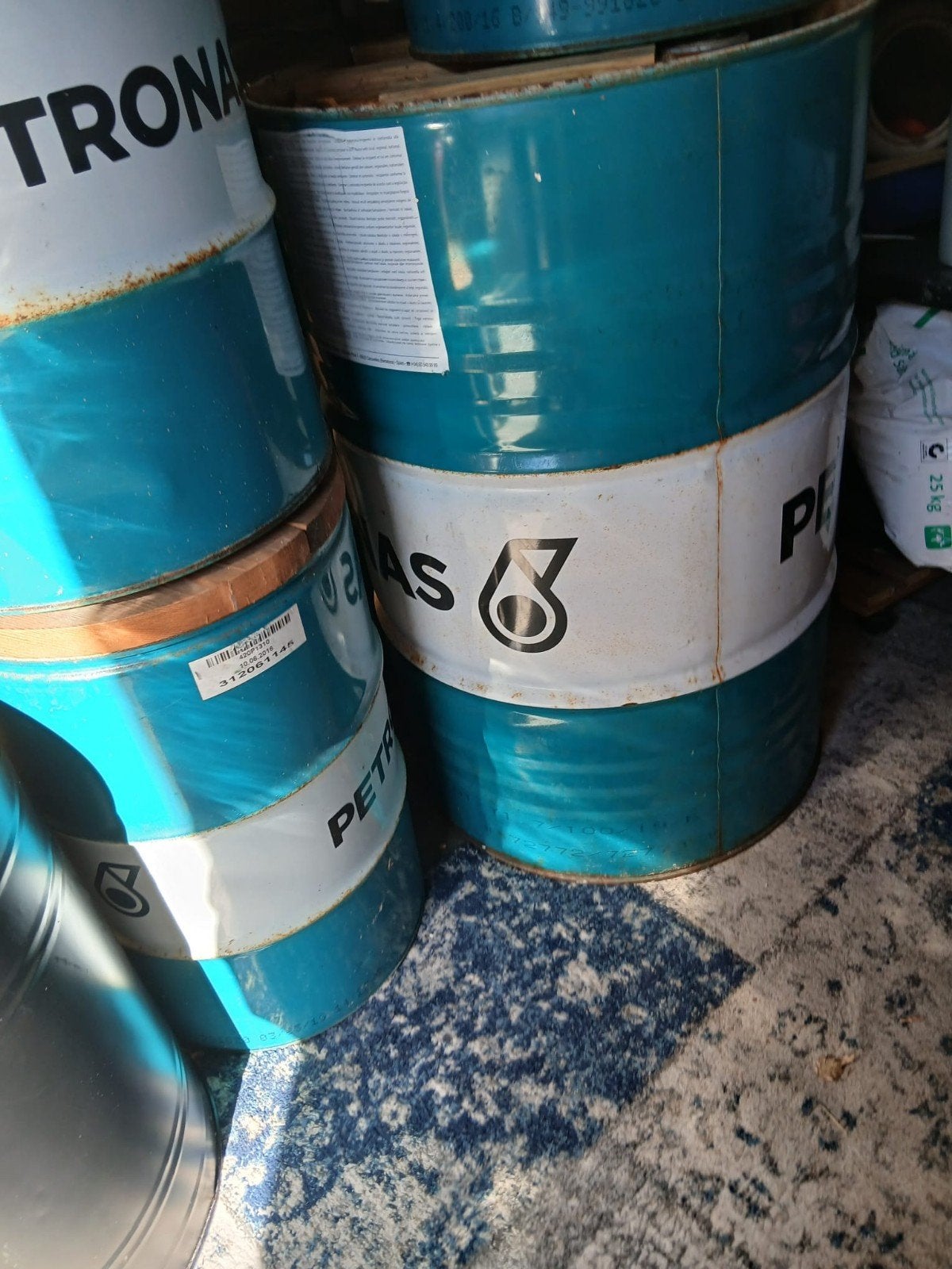 Unieke set: 3 barkrukken en 1 tafel van oliedrums, Huis en Inrichting, Ophalen, Gebruikt, 60 tot 90 cm, 3 krukken