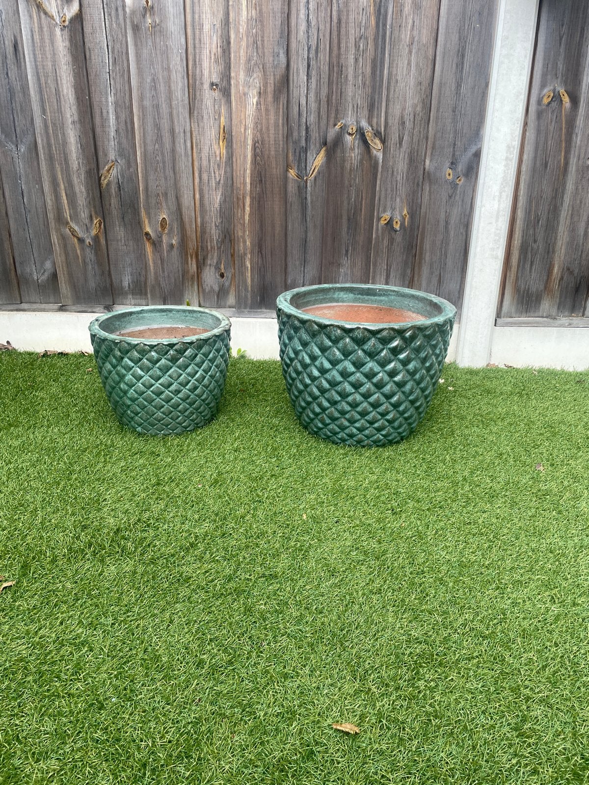 Twee groene plantenpotten (Intratuin) met verrijdbare plaat, Ophalen, Gebruikt, 40 cm of meer, Rond