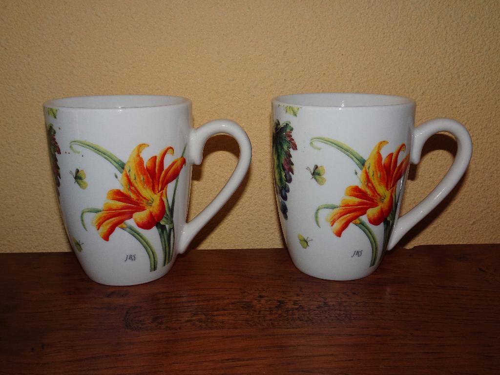 2 Janneke Brinkman Seasons mokken met oor, Ophalen of Verzenden, Zo goed als nieuw, Overige stijlen, Kop(pen) en/of Schotel(s)