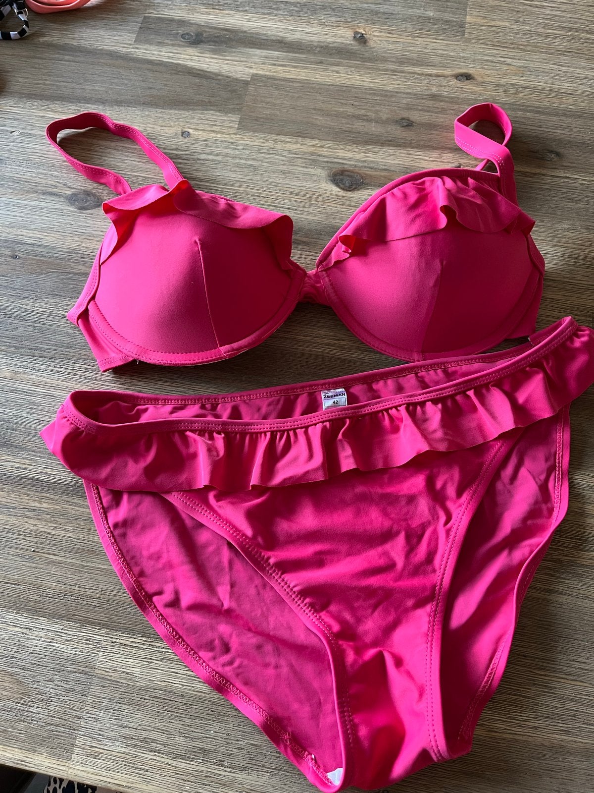 Nieuwe felroze bikini mt 42 met beugel en ruffels, Ophalen of Verzenden, Nieuw, Roze, Bikini