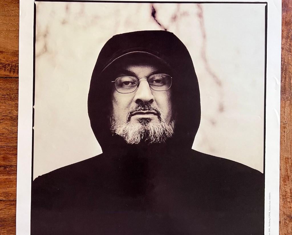 Salman Rushdie poster door Anton Corbijn Boekenweek 2001, Ophalen of Verzenden, Zo goed als nieuw, A1 t/m A3, Overige onderwerpen