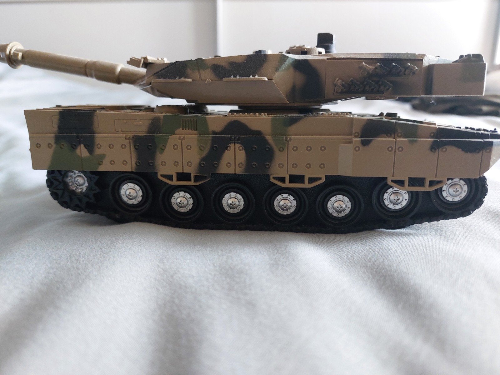 Leopard 2A6 Tank Model - Camouflage, Kinderen en Baby's, Speelgoed | Speelgoedvoertuigen, Ophalen of Verzenden, Zo goed als nieuw