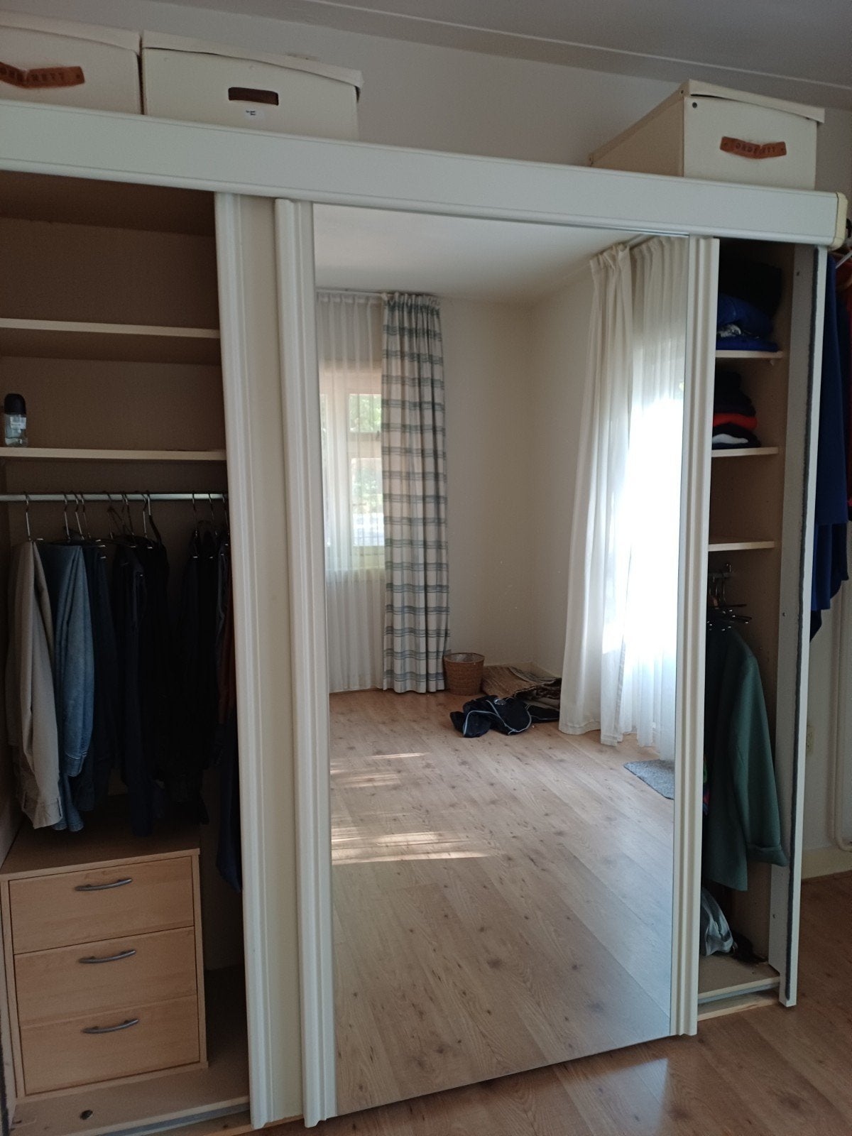 Kledingkast met 2 schuifdeuren en spiegel - 2x2 meter, Ophalen, Met deur(en), Gebruikt, 200 cm of meer