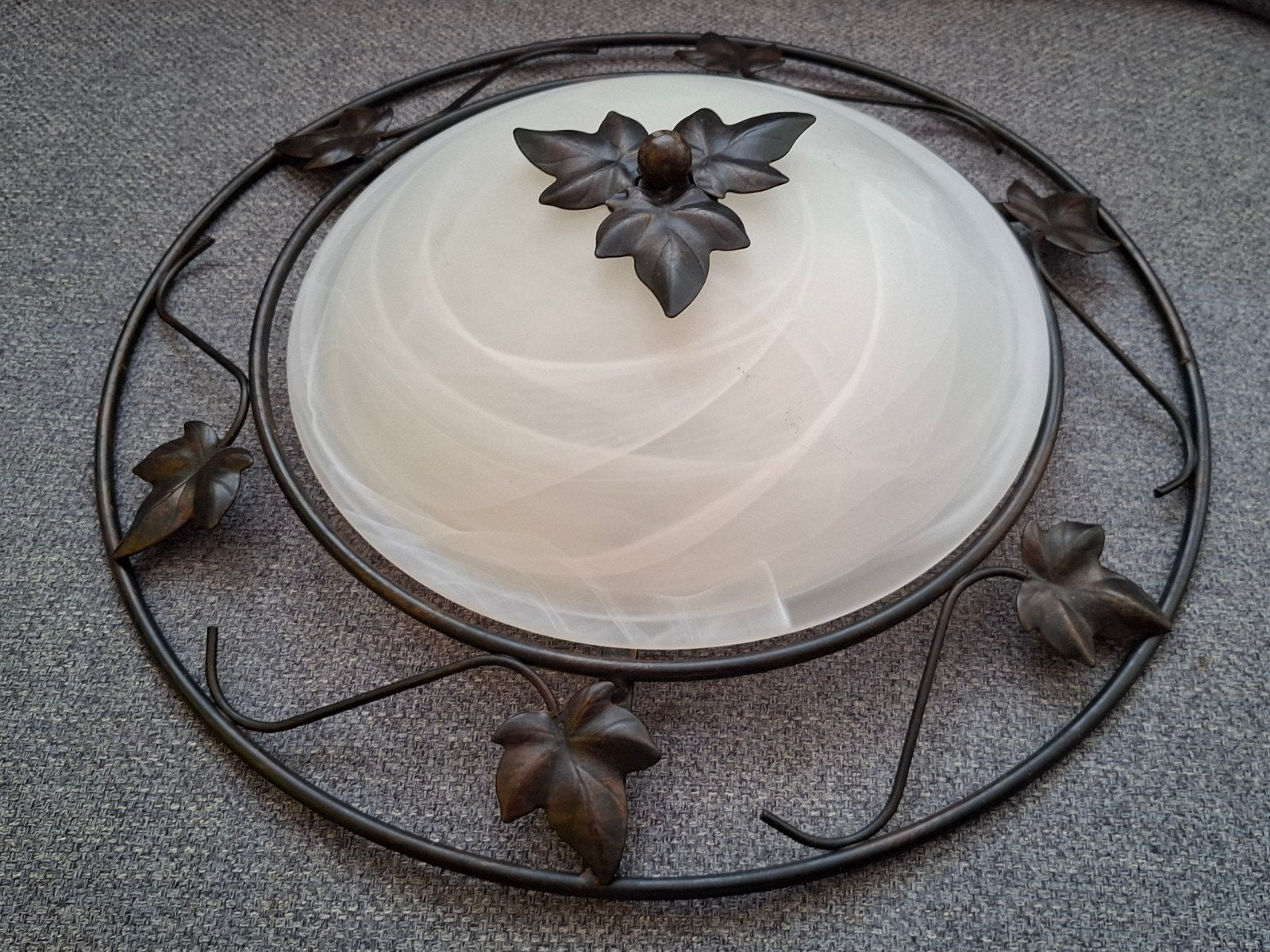 Plafondlamp met smeedijzeren details en glazen kap, Ophalen of Verzenden, Zo goed als nieuw, Glas