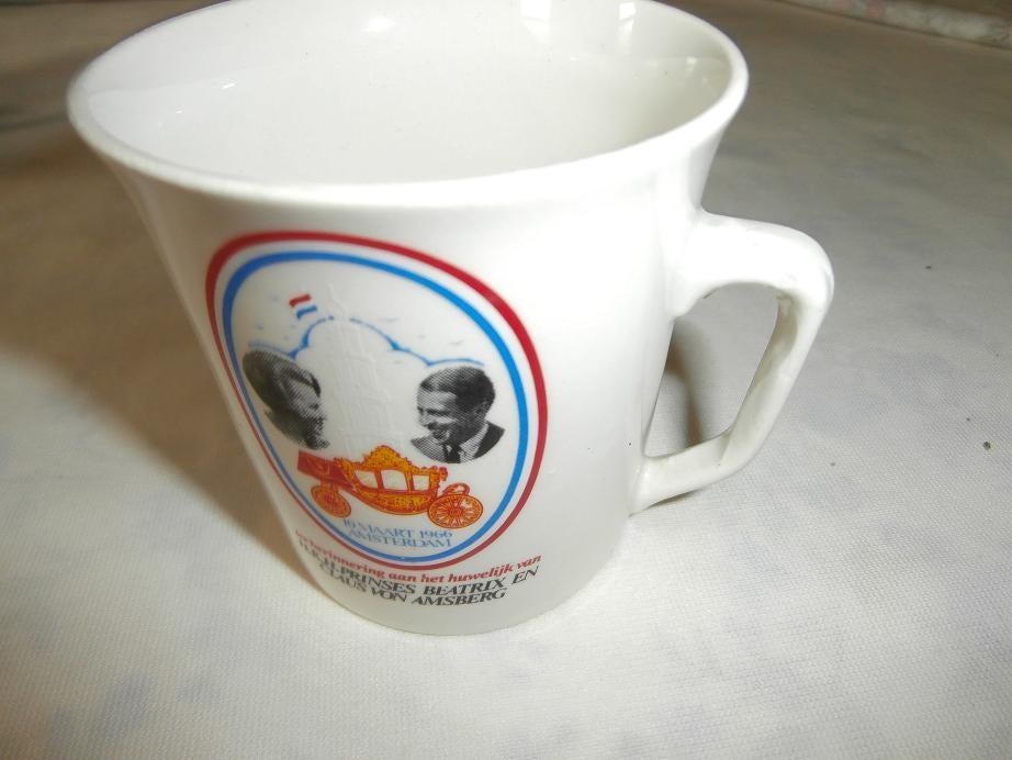 Beker ter herinnering Claus en Beatrix, Ophalen of Verzenden, Nieuw, Nederland, Servies