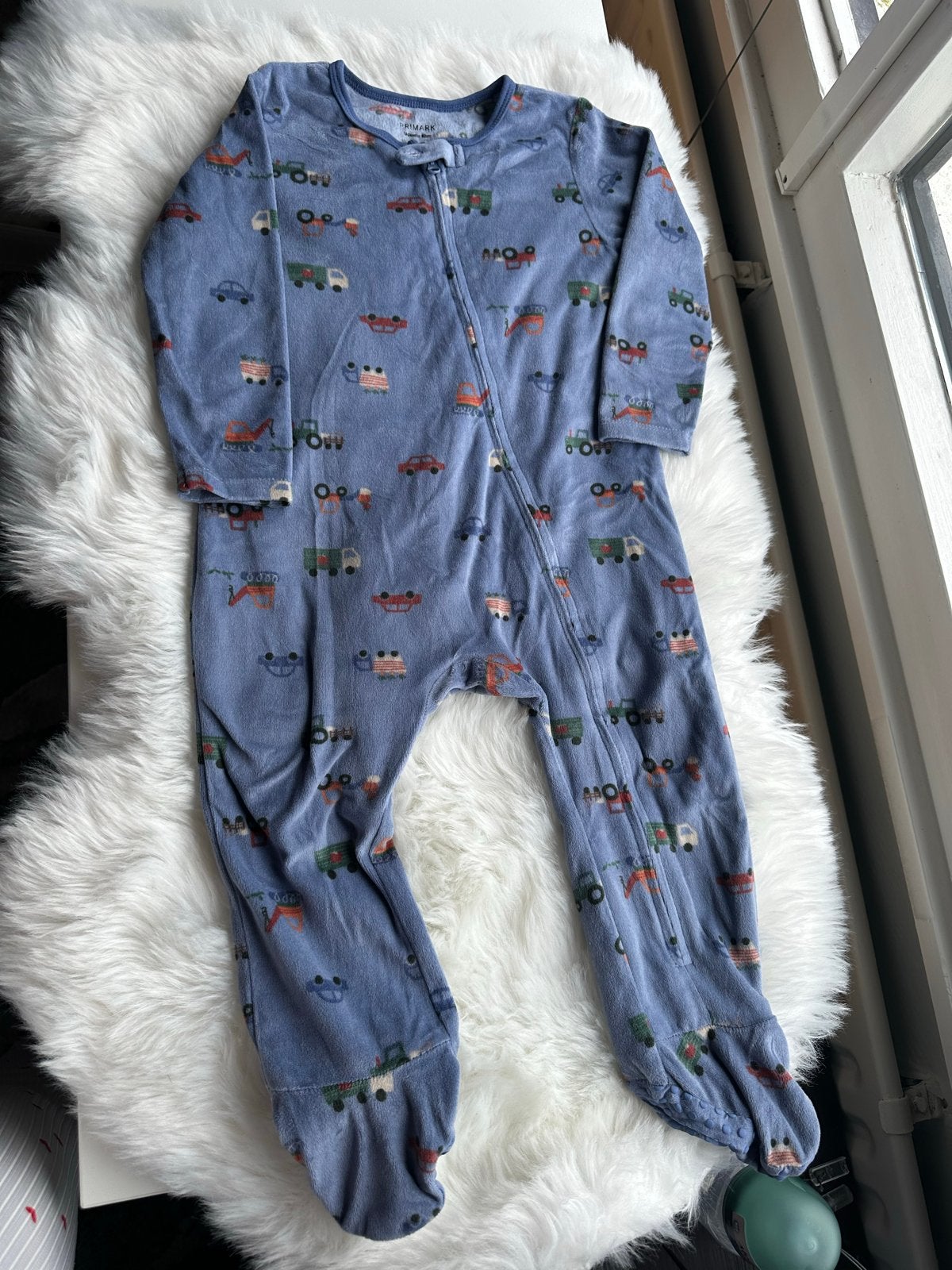 Primark Pyjama met Voetjes - Auto's - Maat 92, Kinderen en Baby's, Ophalen of Verzenden, Gebruikt, Jongen, Nacht- of Onderkleding