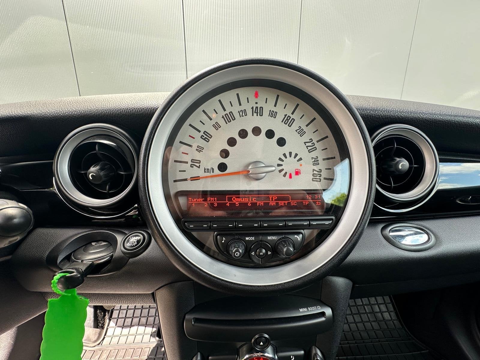 Mini Mini 1.6 ONE CHILI BJ012 ( NW-KOPPELING ) NW-APK, Voorwielaandrijving, Euro 5, Zwart, 4 cilinders