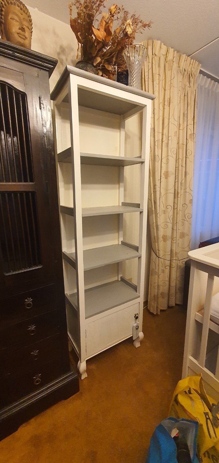 Witte kast met grijze planken en opbergvak, Huis en Inrichting, Kasten | Boekenkasten, Ophalen, Minder dan 50 cm, Gebruikt, Modern klassiek