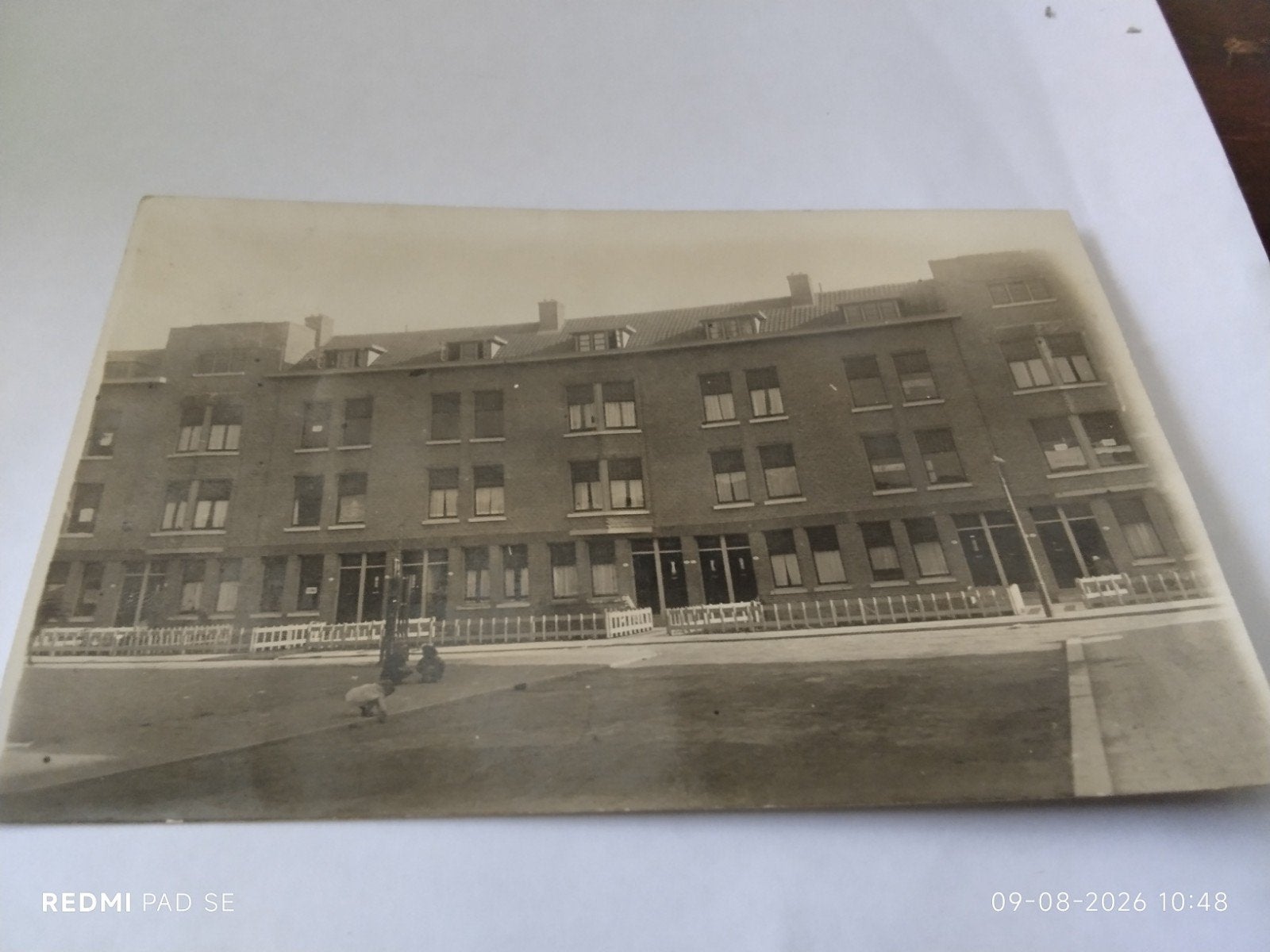 Oude foto Overijsselse straat met spelende kinderen, Ophalen of Verzenden, 1940 tot 1960, Kind