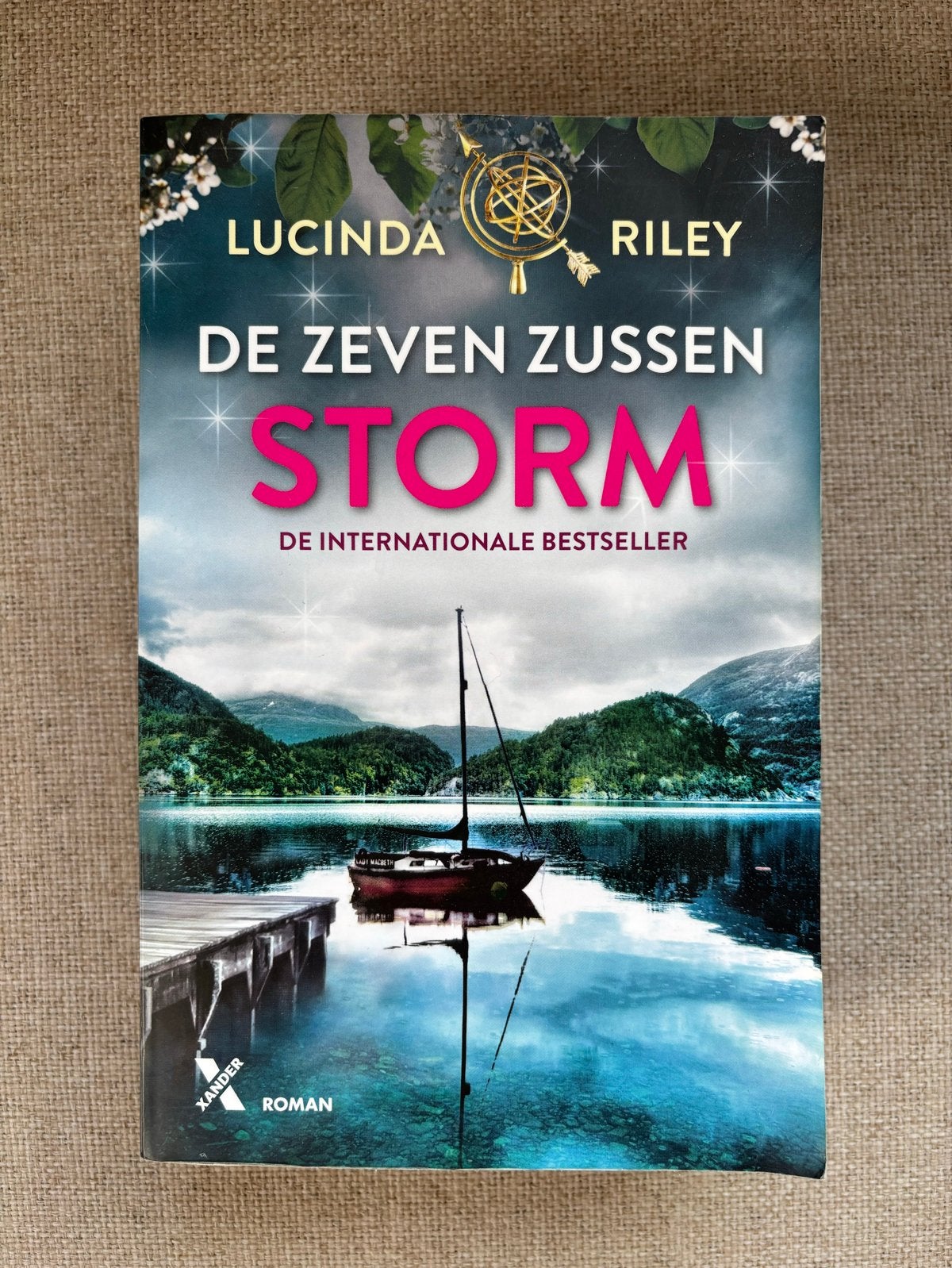 Storm - De Zeven Zussen (deel 2) - Lucinda Riley, Boeken, Ophalen of Verzenden, Gelezen, Nederland
